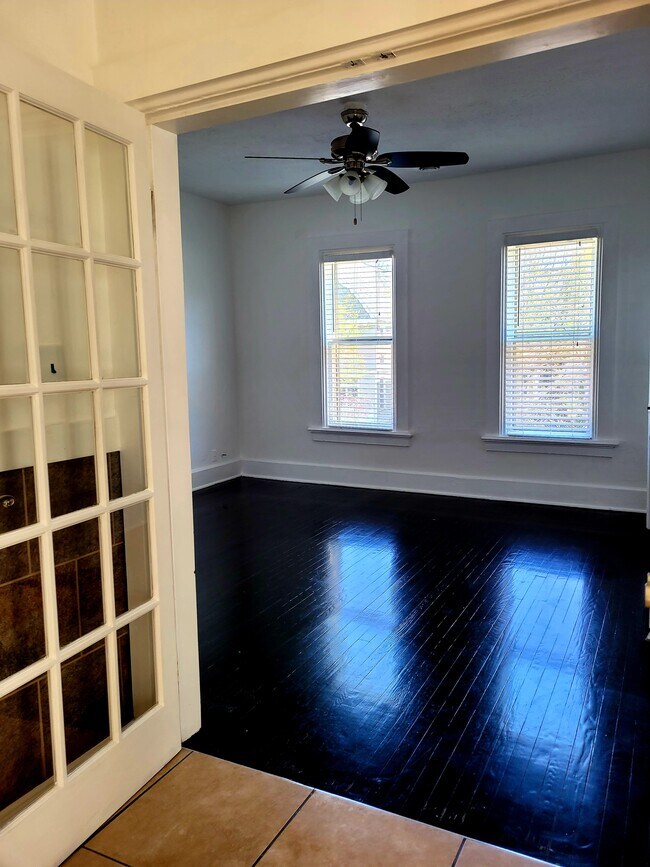 Living room - 1511 N Cass St Unidad upper