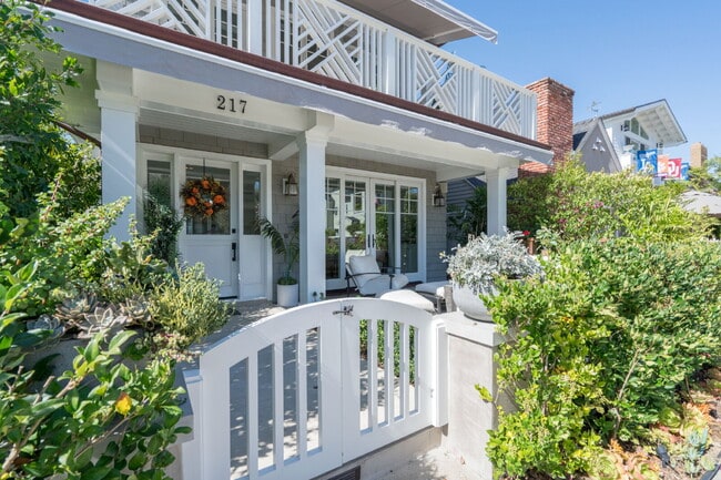 California Coastal Awaits: Luxurious Custom 3-Bedroom Home with Marble Touches on Balboa Island