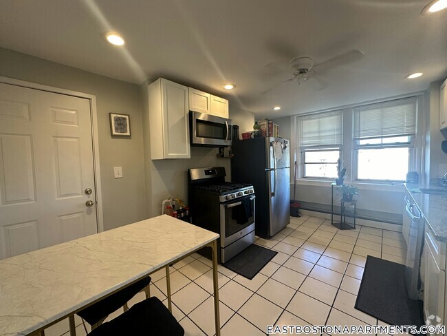 Building Photo - 972 Saratoga St Rental