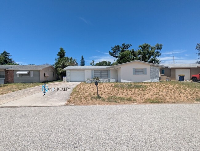 Building Photo - Recently renovated 2/2/1 1300 Sq. Ft. Fres... Rental