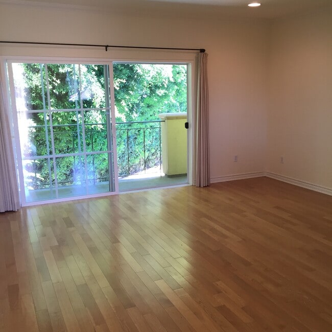 Photo - 2301 Roscomare Road