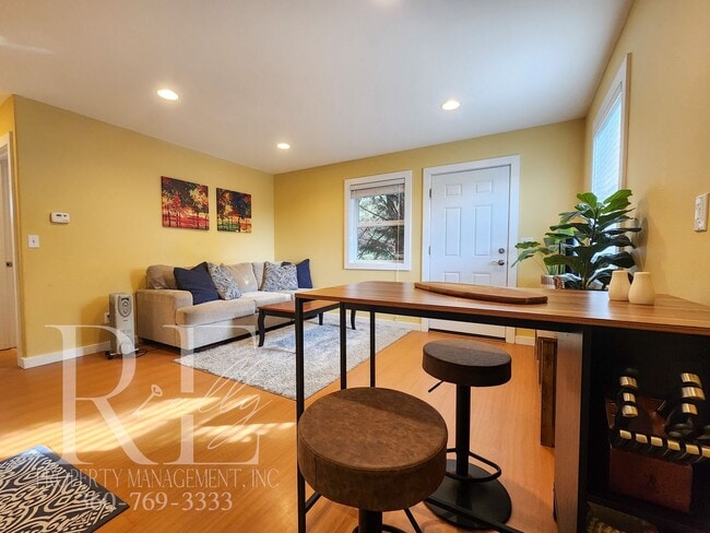 Fully Furnished Well Appointed Home - Fully Furnished Well Appointed Home Unit ADU