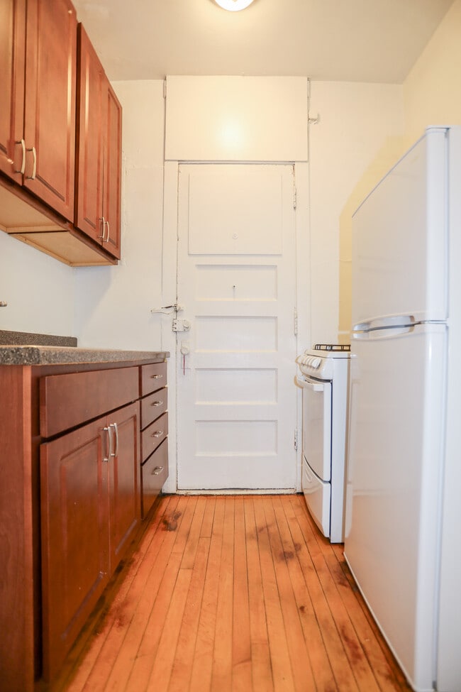 Building Photo - 1365 W Greenleaf Ave Unit #2D