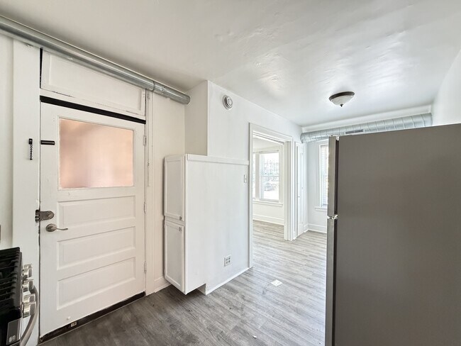 1605 N McVicker Ave Unit 3