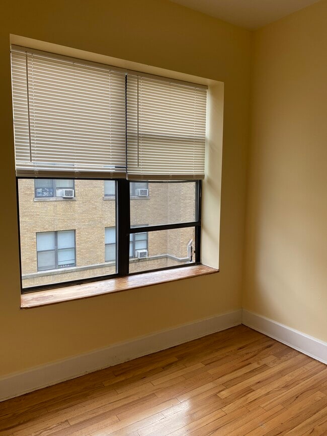 Bedroom South - 4930 N Kedzie Ave Unit 2W