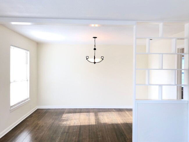 Photo - 210 Laddie Pl