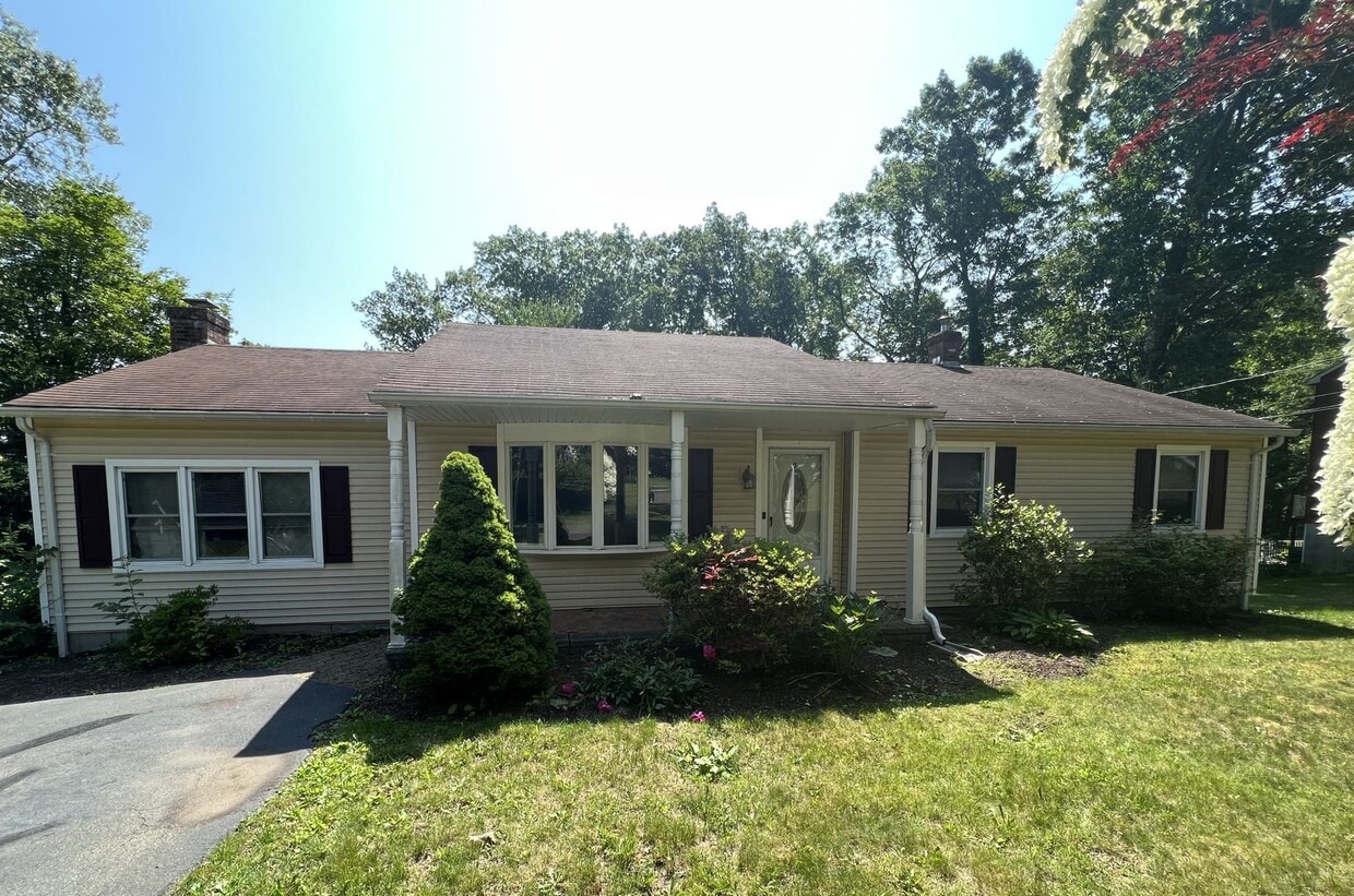 Spacious 3 Bedroom Ranch - Spacious 3 Bedroom Ranch