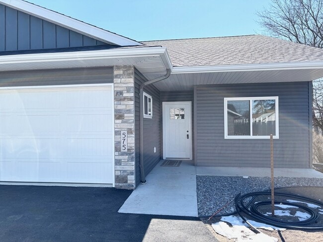 Building Photo - 575 Main St W