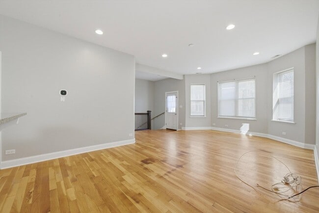 Photo - 4742 N Sawyer Ave Unidad 2