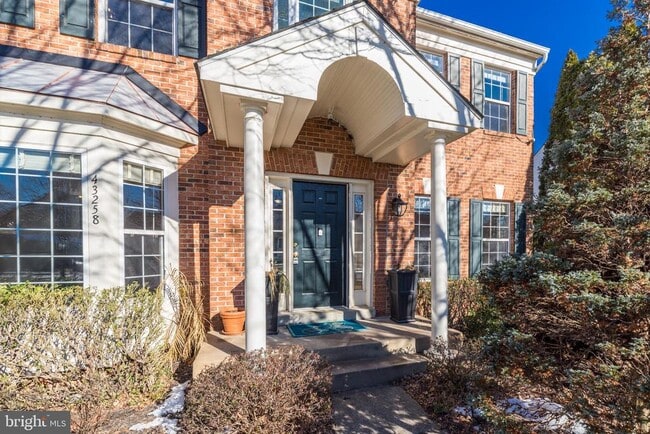 Building Photo - 43258 Meadowood Ct