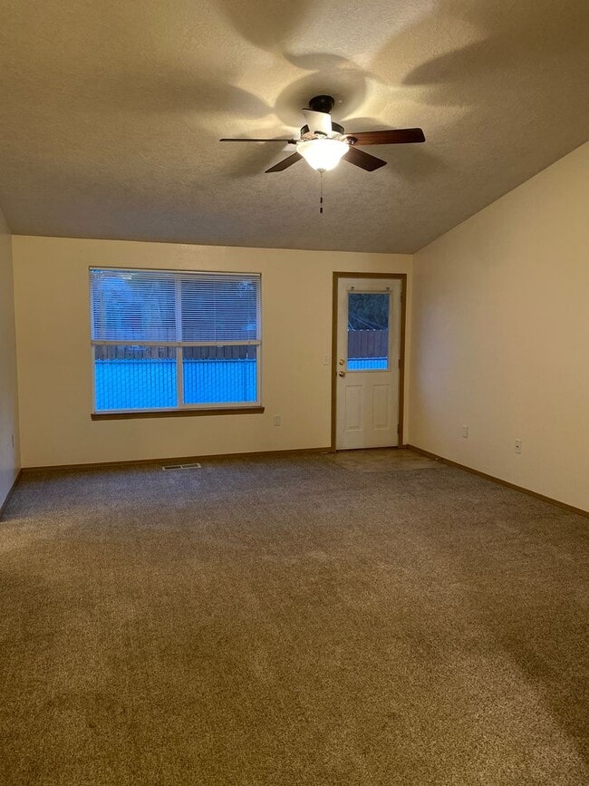 Photo - Comfortable 3 Bedroom Home in Hickory Hills