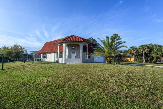 Building Photo - 1250 SW San Antonio Ave Rental