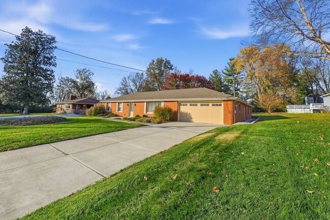 Photo - Large Ranch on Cul-de-sac