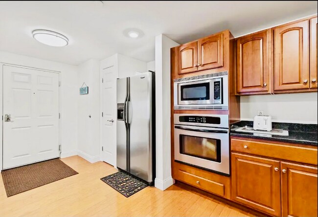 Photo - 1 E Grand Ave Unidad 201