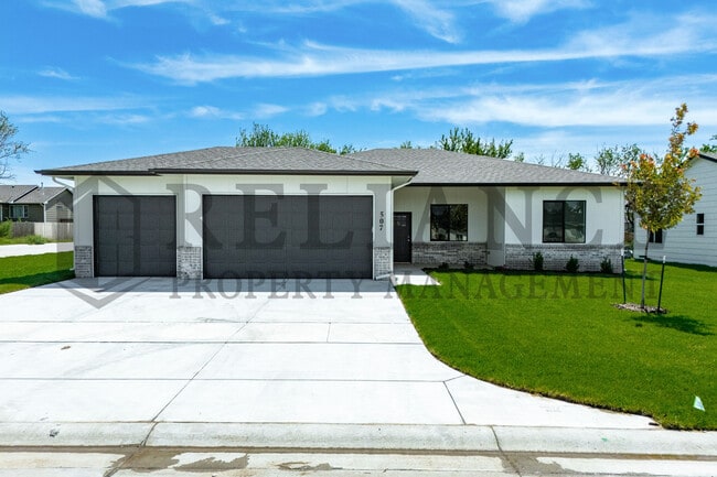 Building Photo - 601 E Elmwood St