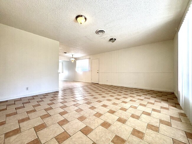 5813 Iris Ave