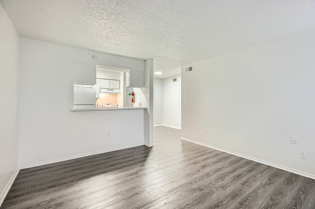 3700 S Tyler St 102 - Calidad web - 002 - 03 Sala de estar - The Anderson