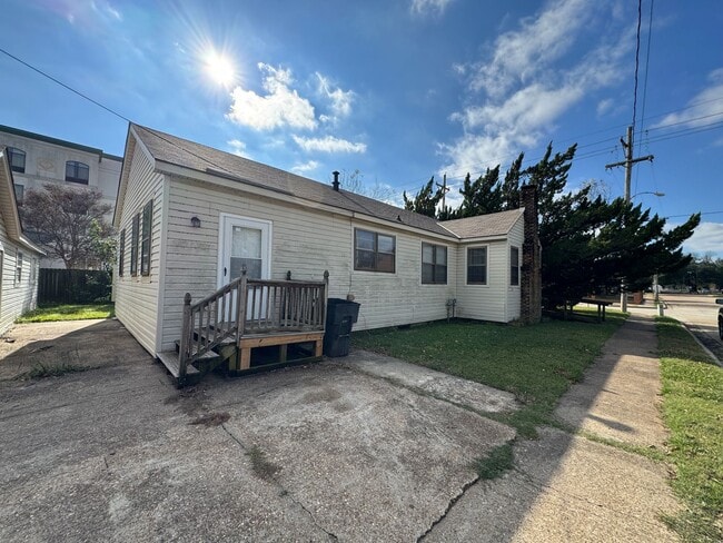 Photo - Cute Corner lot... Walks in downtown Bossier City