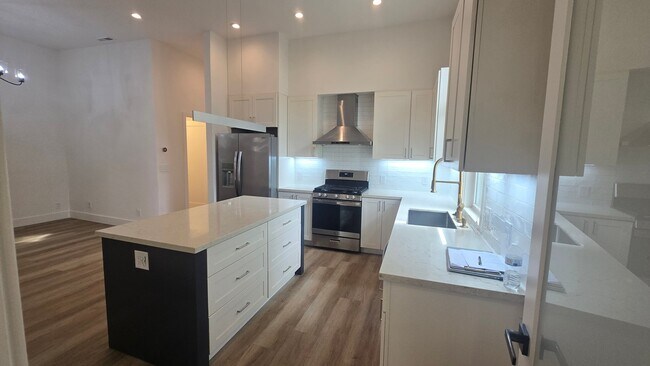 Photo - 1651-1651 La Salle Ave Unit 1649 New Model