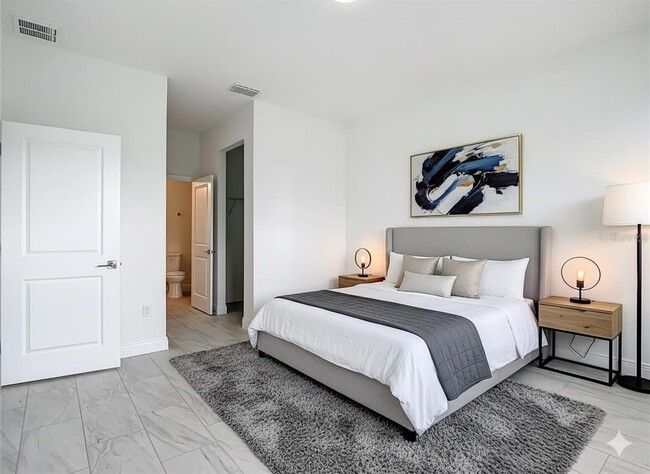 Photo - 5736 N Claremont Dr