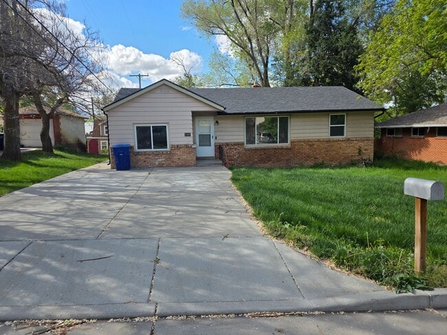 Building Photo - Great Home Available