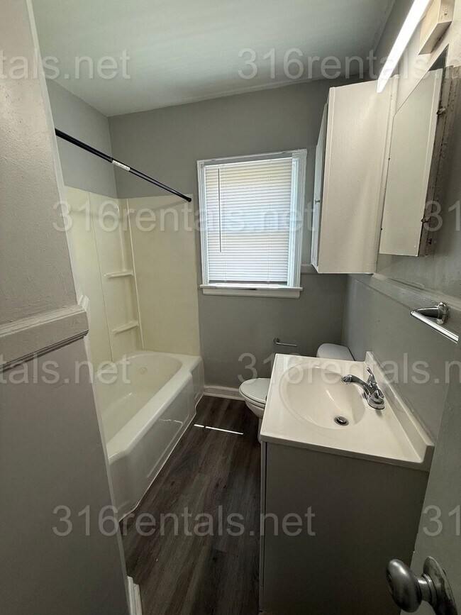 Photo - $750 - 2 bed 2 bath - Duplex Unit 857 N Glendale Ave Apt 2