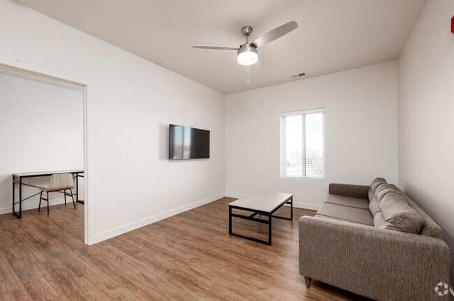 2BR, 2BA - 730SF - Living Room