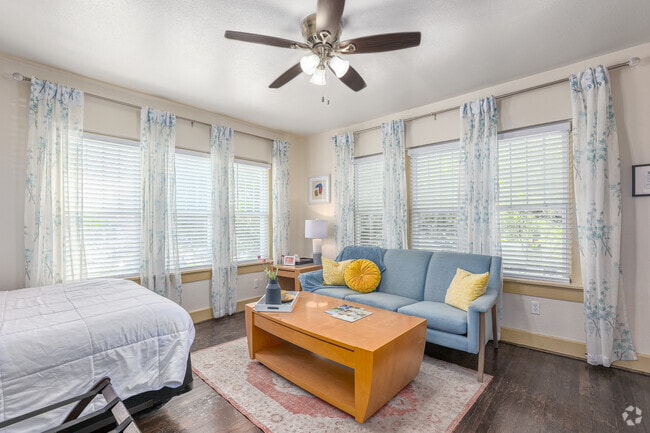 Traditional Studio Apartment - 440SF - Living Room