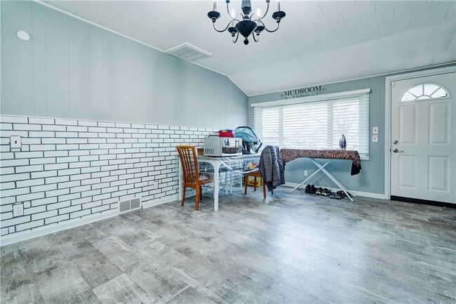 Photo - 889 Long Pond Rd