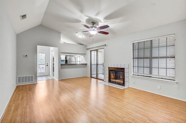 Building Photo - 2215 Post Rd Unit 2022