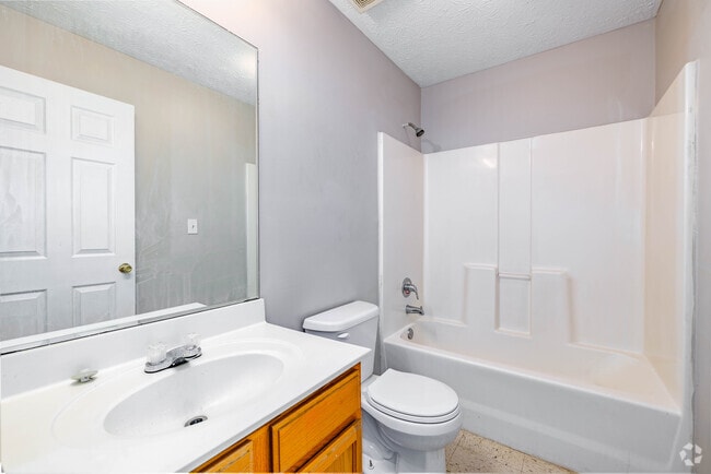 2 habitaciones, 2 baños - 900 pies cuadrados - Baño principal - Meadow Creek Townhomes