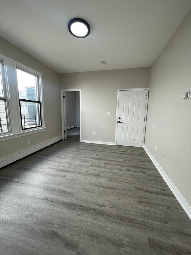 137 Wilkinson Ave 3R - 128 Wilkinson Ave Unidad 3R