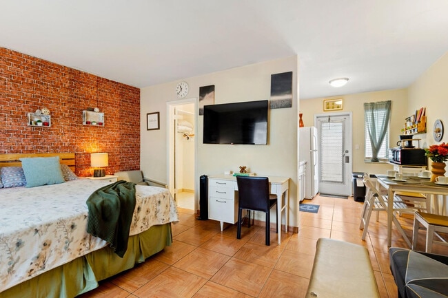 Building Photo - 1739 Washington St Rental