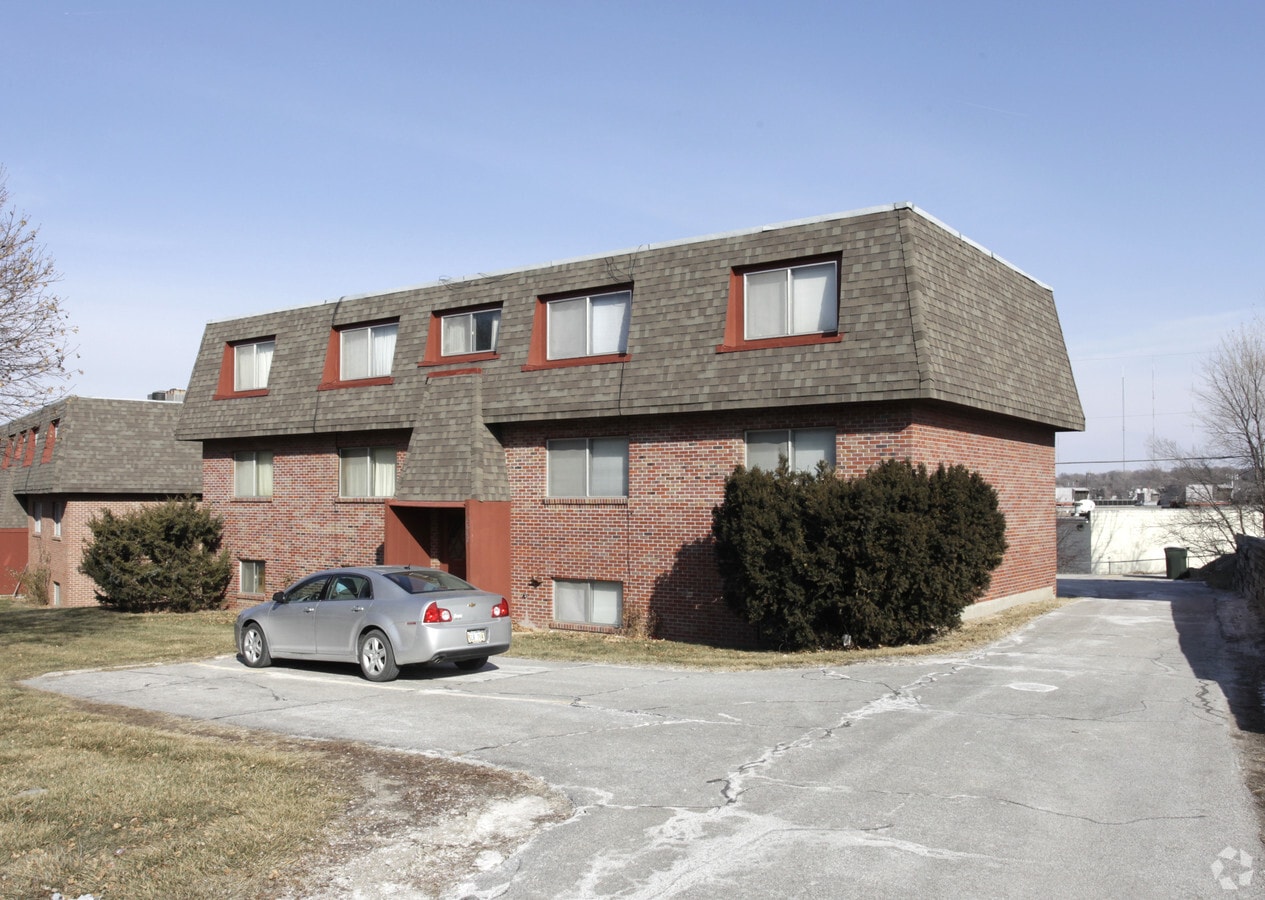 Primary Photo - 2607 N 93rd St Apartments