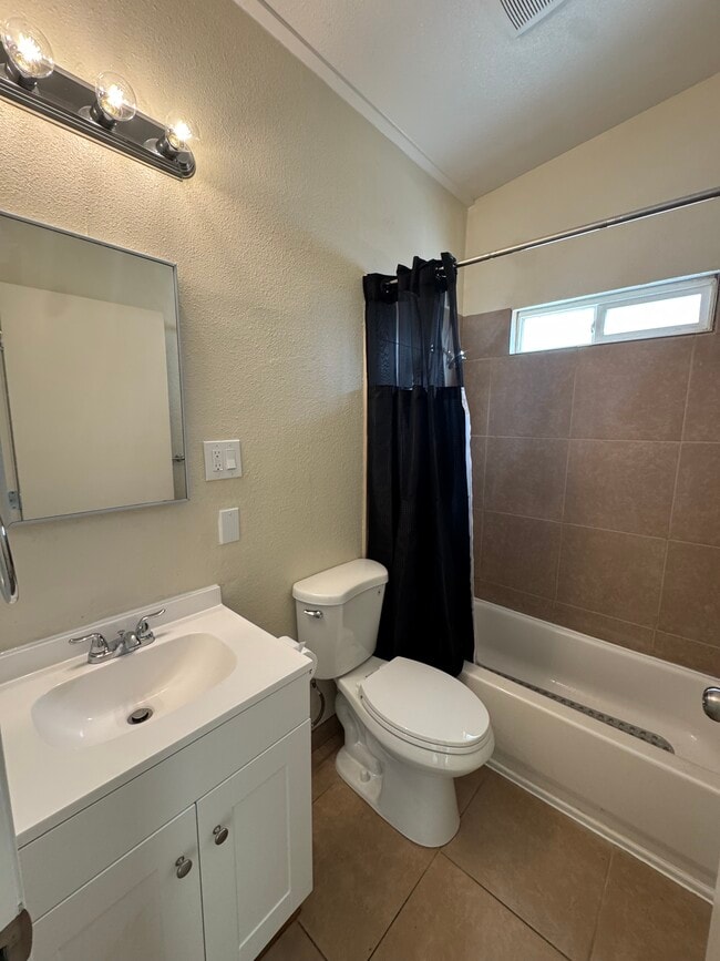 Photo - 1443 S School St