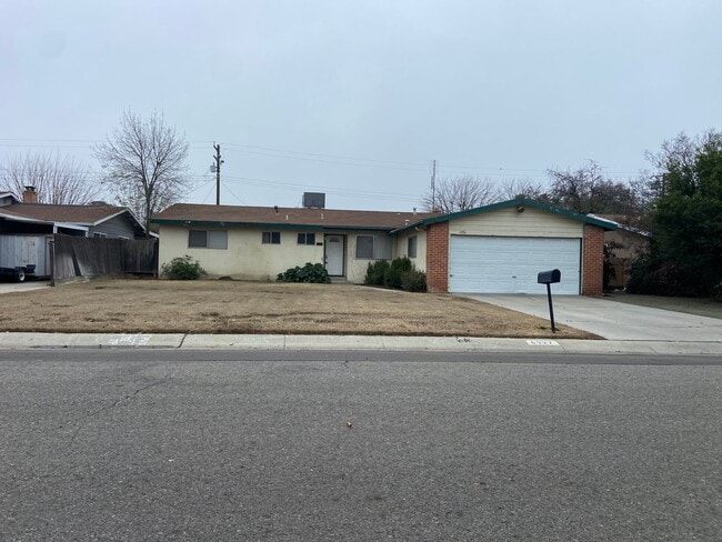 Building Photo - Spacious home Available Now!