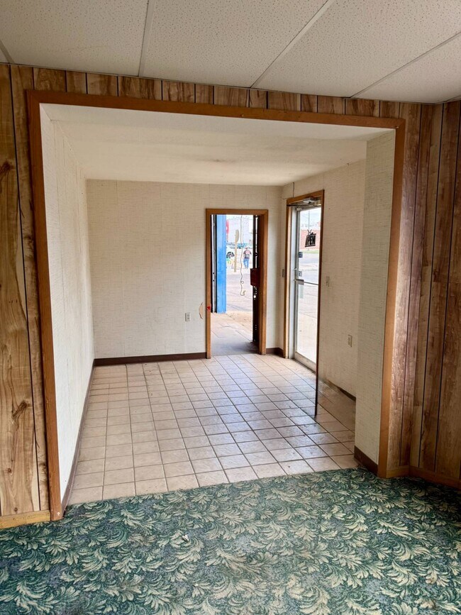 Photo - 305 W 5th St