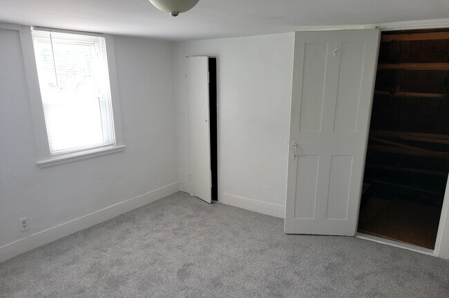 Photo - 1658 Commercial St Unit Two Bedroom in Duplex