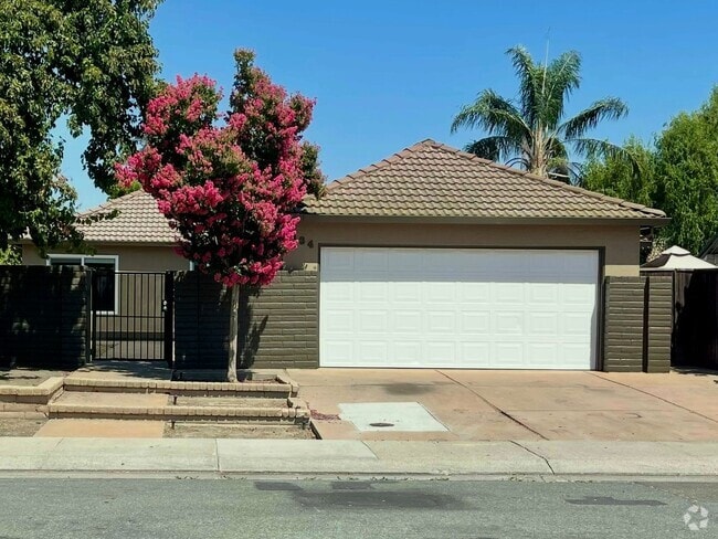 Building Photo - Available Now Rental