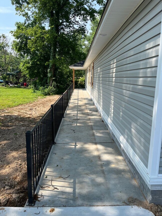 Photo - COX-POPLAR ST Unit B