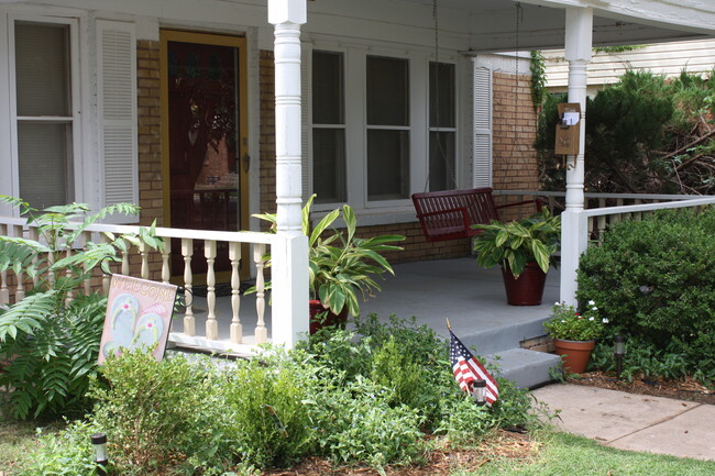 Porch swing - 2507 21st St Casa