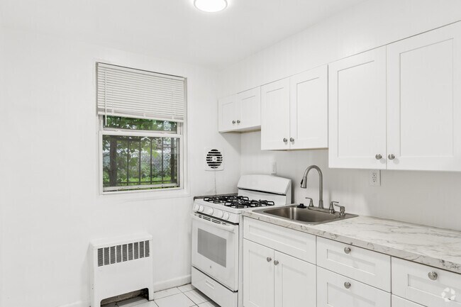2BR, 1BA - 700SF - Kitchen