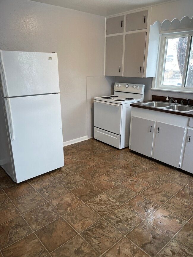 Kitchen - 814 Alder St Apartments Unit 814