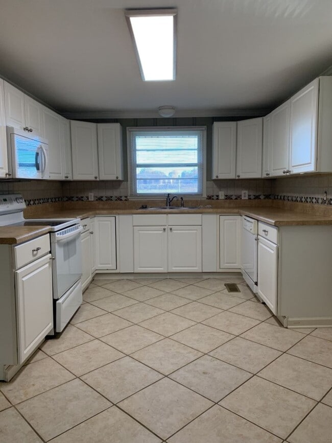 Photo - 106 Hackett Ct