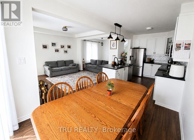 Photo - 711 Derreen Ave