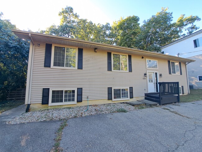 Building Photo - 1332 Knollwood Ave Rental
