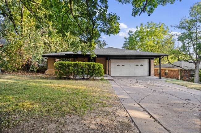 Building Photo - 809 Burleson St