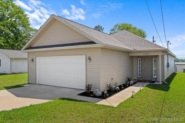 Building Photo - Available May!