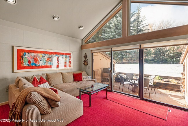 Photo - 625 S W End St