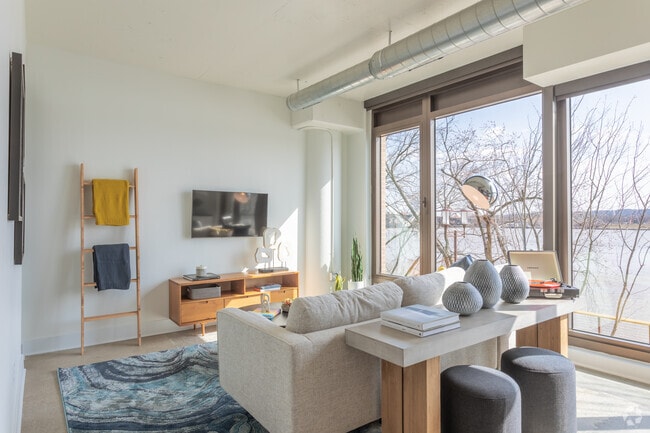 1BR, 1BA - 654SF